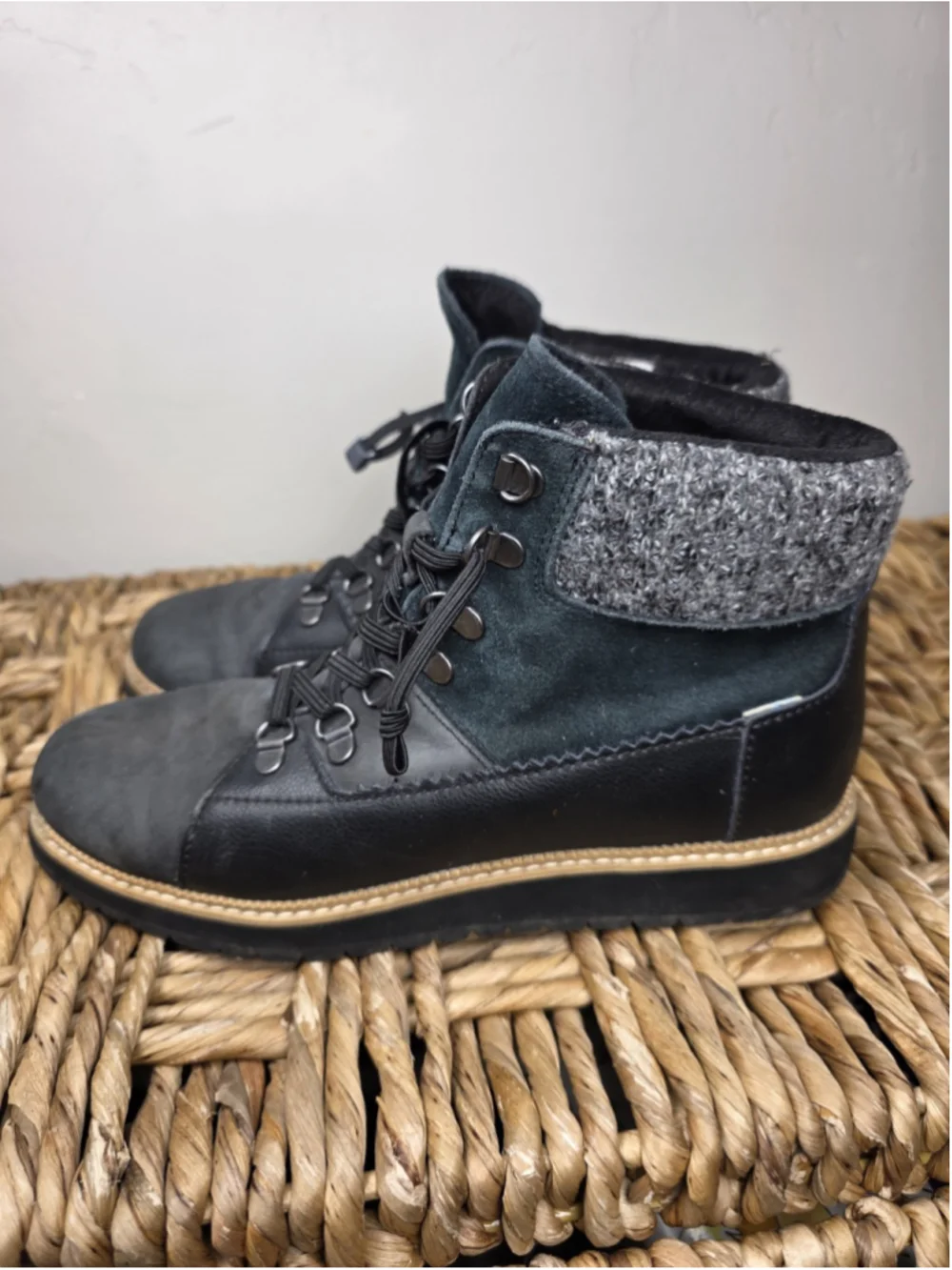 TOMS Sz 8 Mesa Black Gray Suede Leather Hiking Boots Knit Cuff Lace Up Lug Sole